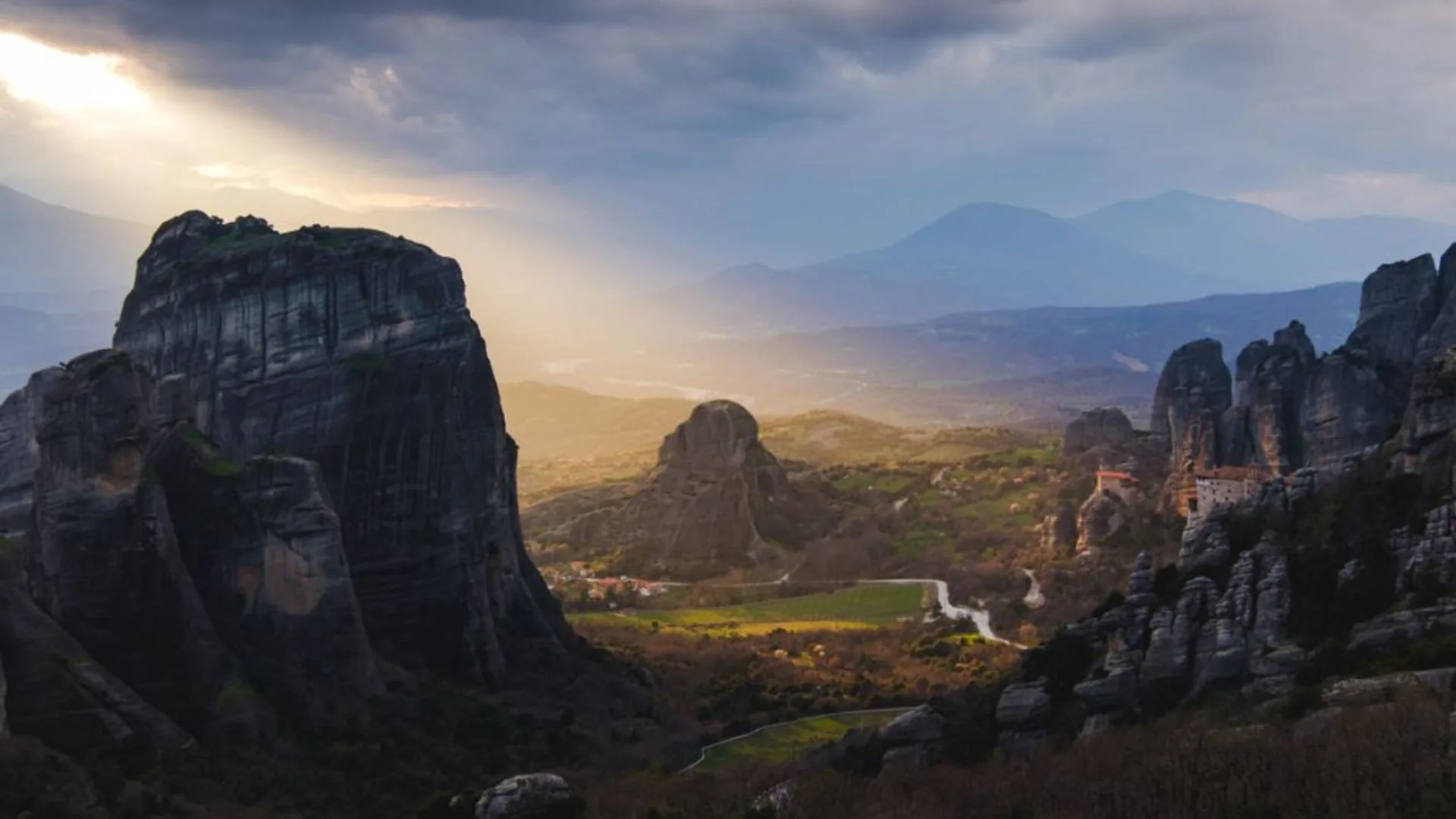 Meteora-Felsen mit Kloster im Abendlicht