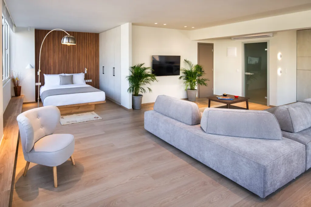 Suite mit Wohn- und Schlafbereich, Sofa und Doppelbett