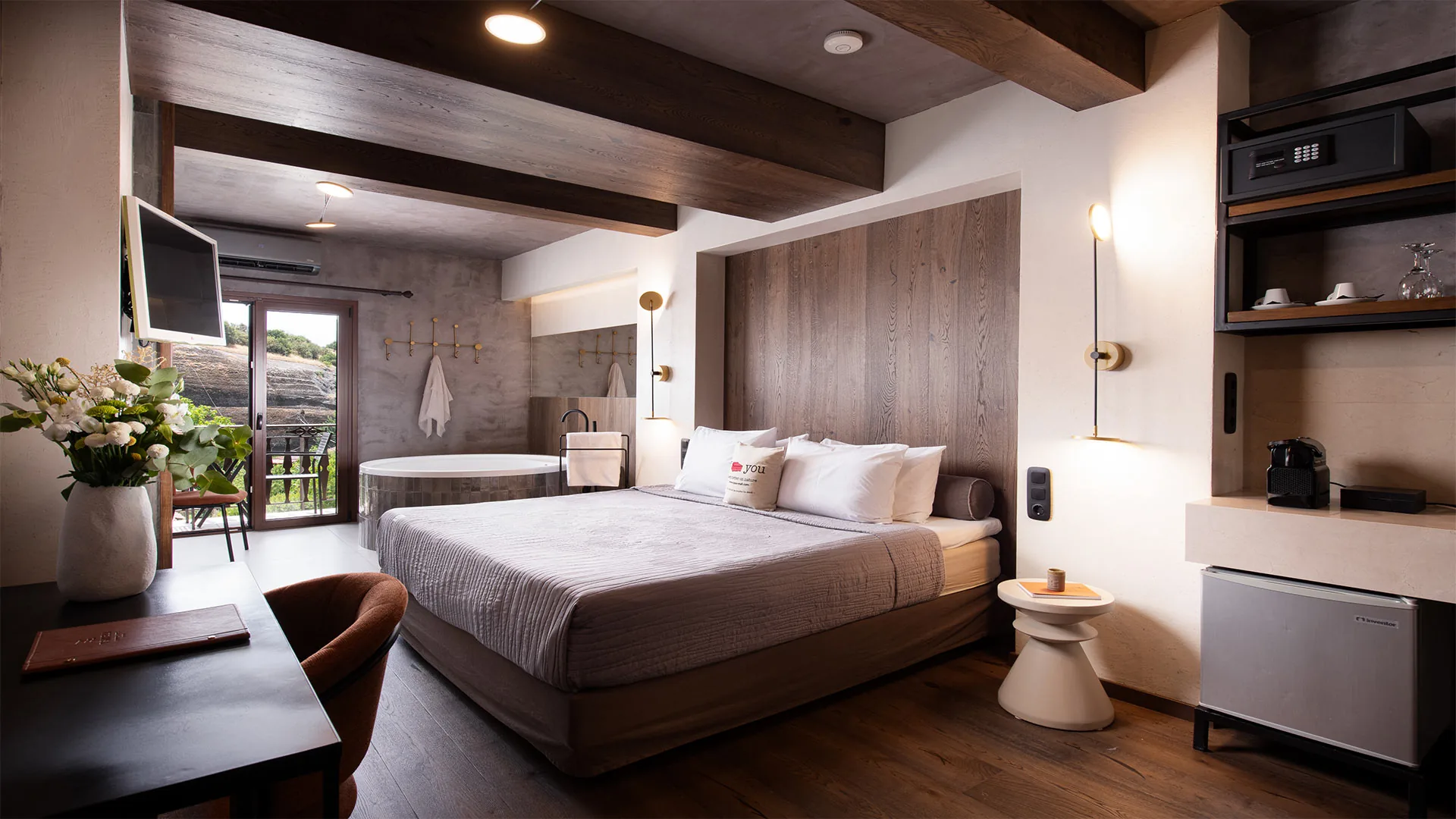 Zimmer mit Holzwand, Whirlpool und Balkon zu den Felsen