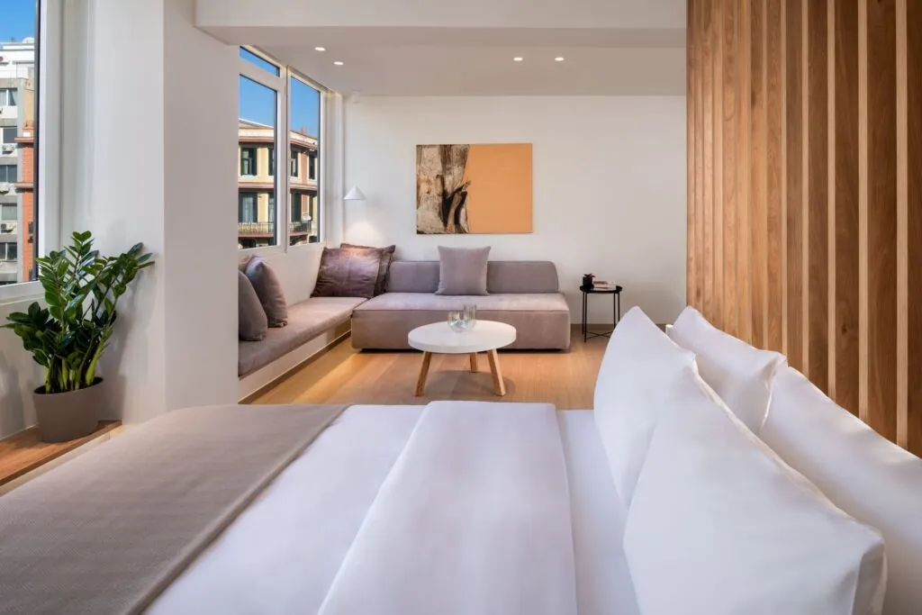 Blick vom Bett in den Wohnbereich