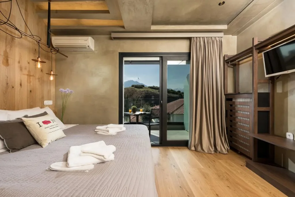 Zimmer mit Holzwand und Balkon mit Ausblick