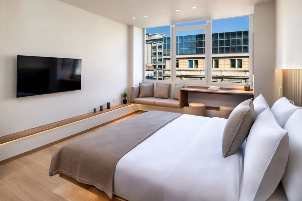 Schlafzimmer mit Fenster-Sitzecke und Schreibtisch