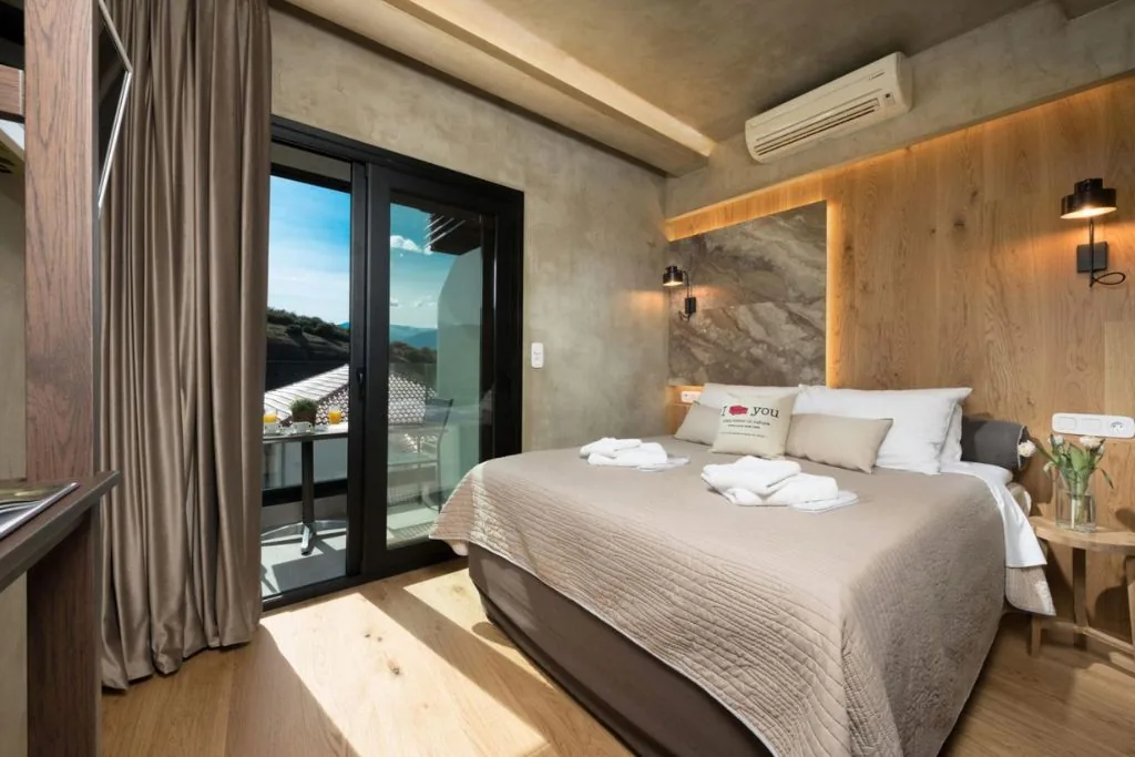 Zimmer mit Marmorwand und Balkon