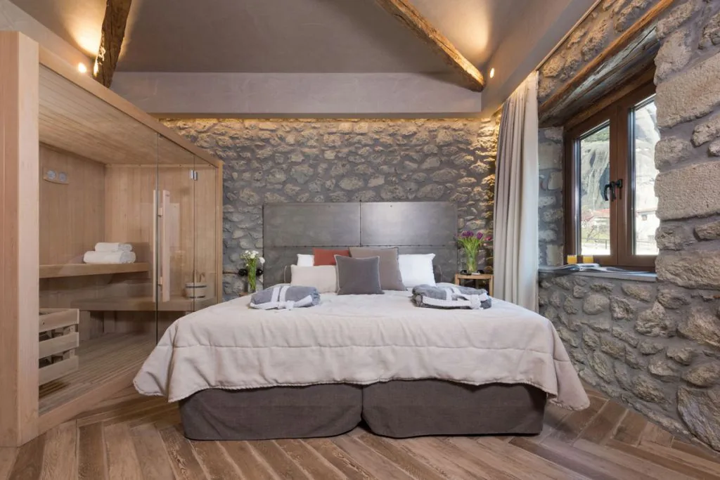 Sauna Suite mit Natursteinwand