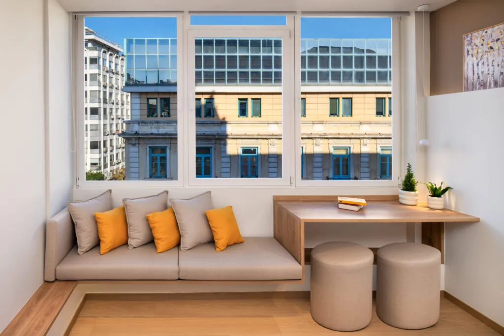 Fenster-Sitzecke mit Schreibtisch und Stadtblick