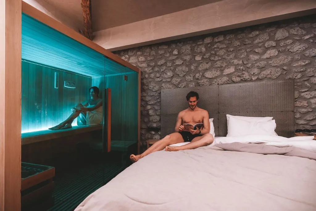 Sauna Suite mit beleuchteter Sauna