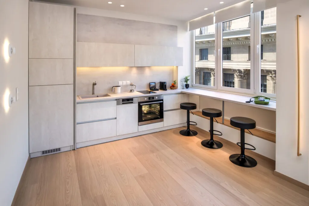 Küche mit Fensterbar und Hockern