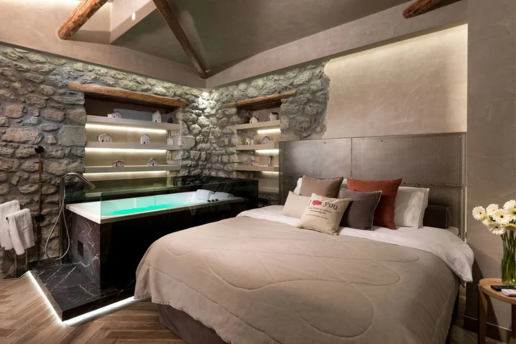 Jacuzzi Suite mit Doppelbett und Whirlpool