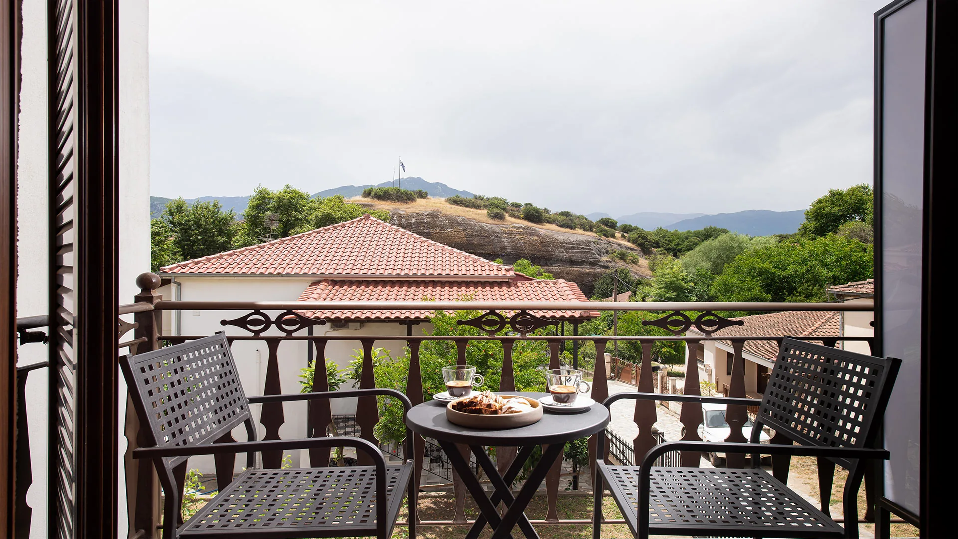 Balkon mit Kaffee und Blick über Kastraki