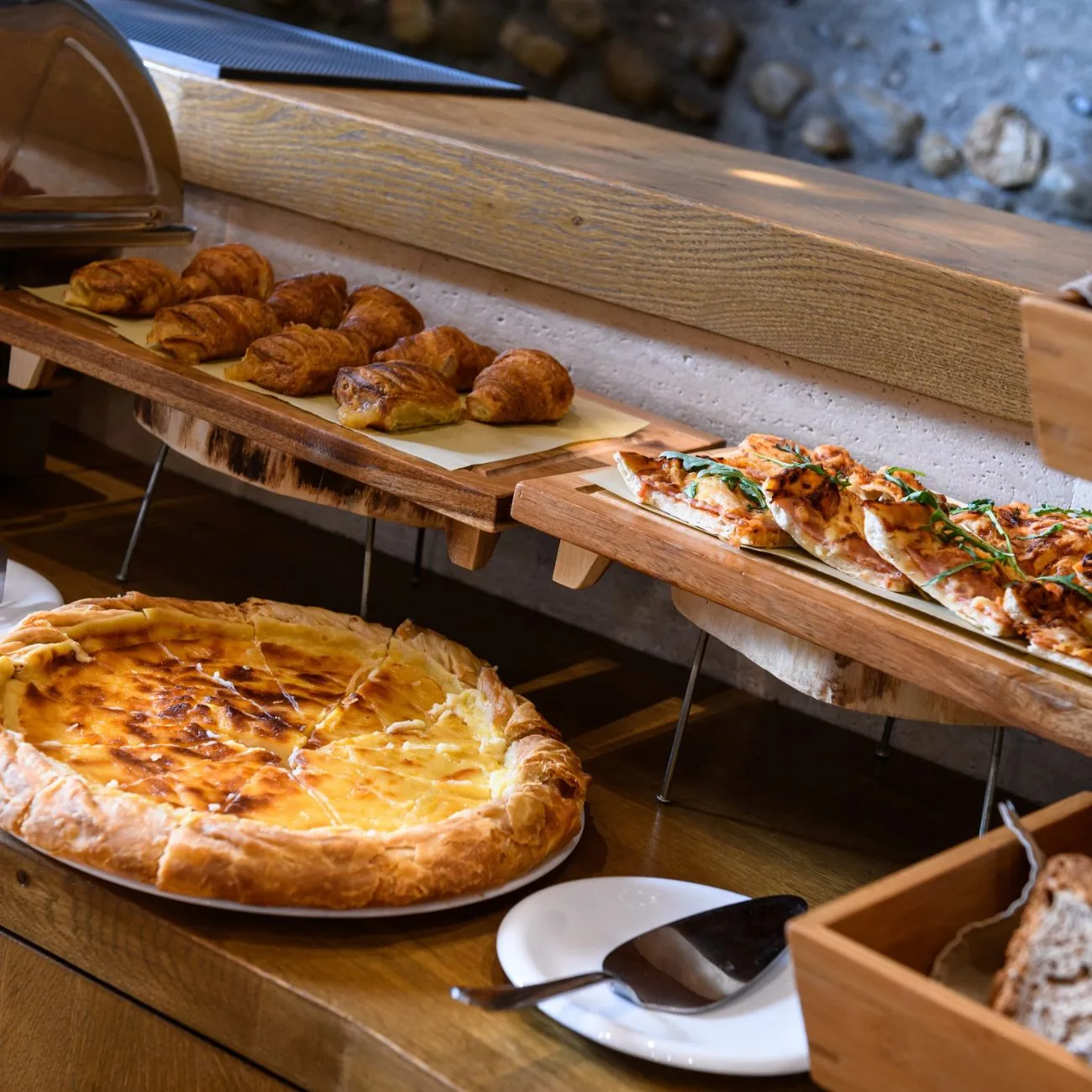 Frühstücksbuffet mit Pita und Gebäck