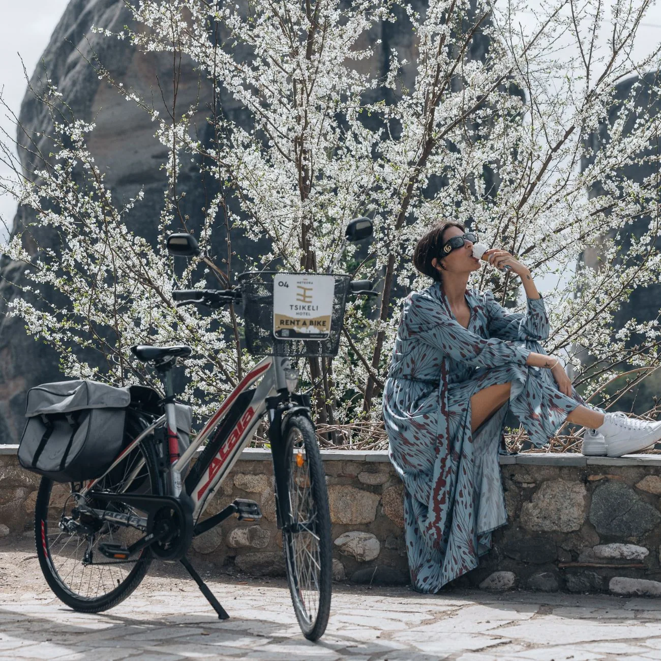 E-Bike des Hotels vor den Meteora-Felsen